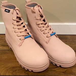 Brand new Native Johnny Treklite pink boots. Size 7 never worn!! Lightweight
